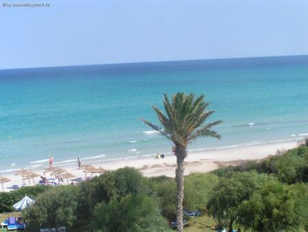 une belle plage de sable d'or fin